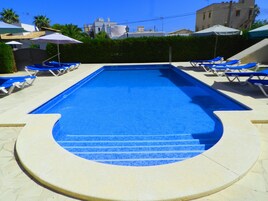 Una piscina al aire libre de temporada