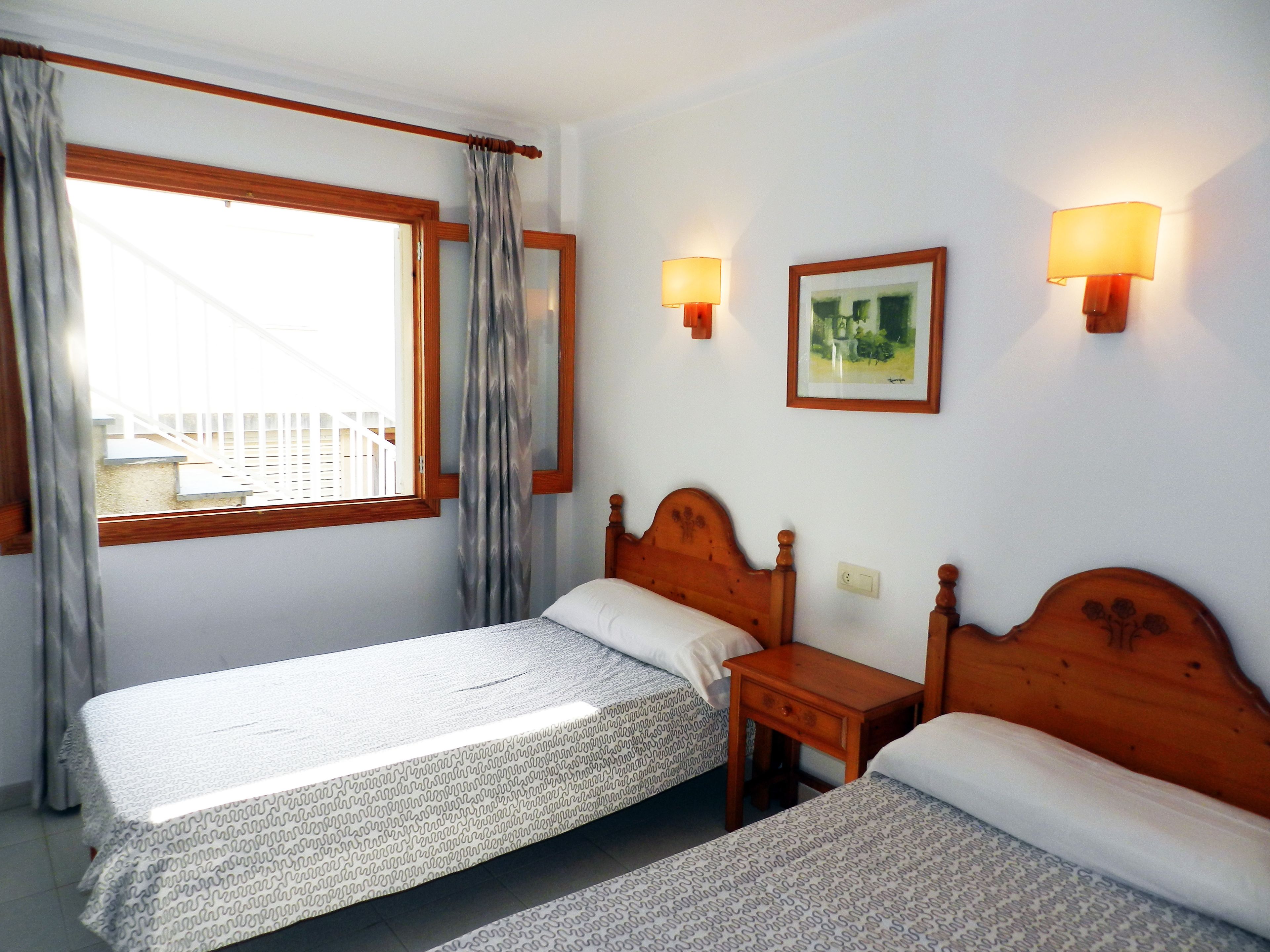 Familjelägenhet - balkong | Värdeförvaringsskåp på rummet, individuell inredning och unika möbler