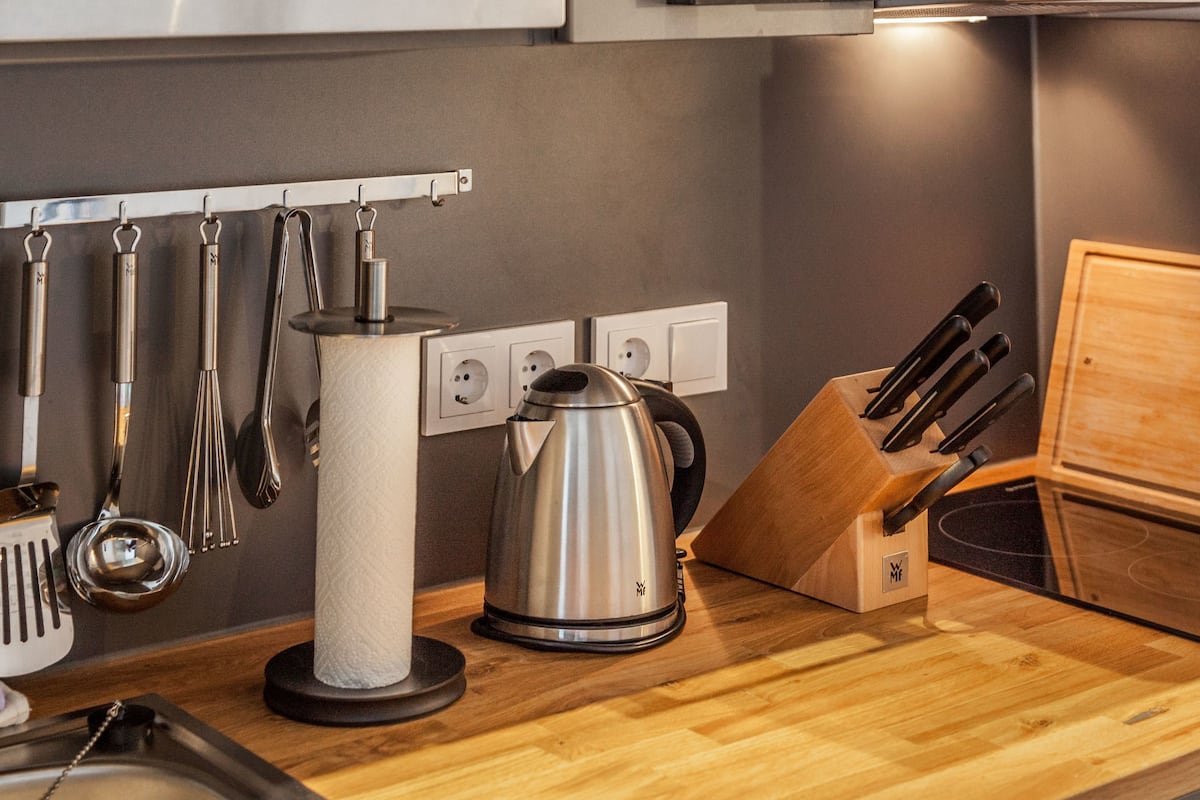Machine à expresso, cafetière/bouilloire, réfrigérateur, micro-ondes