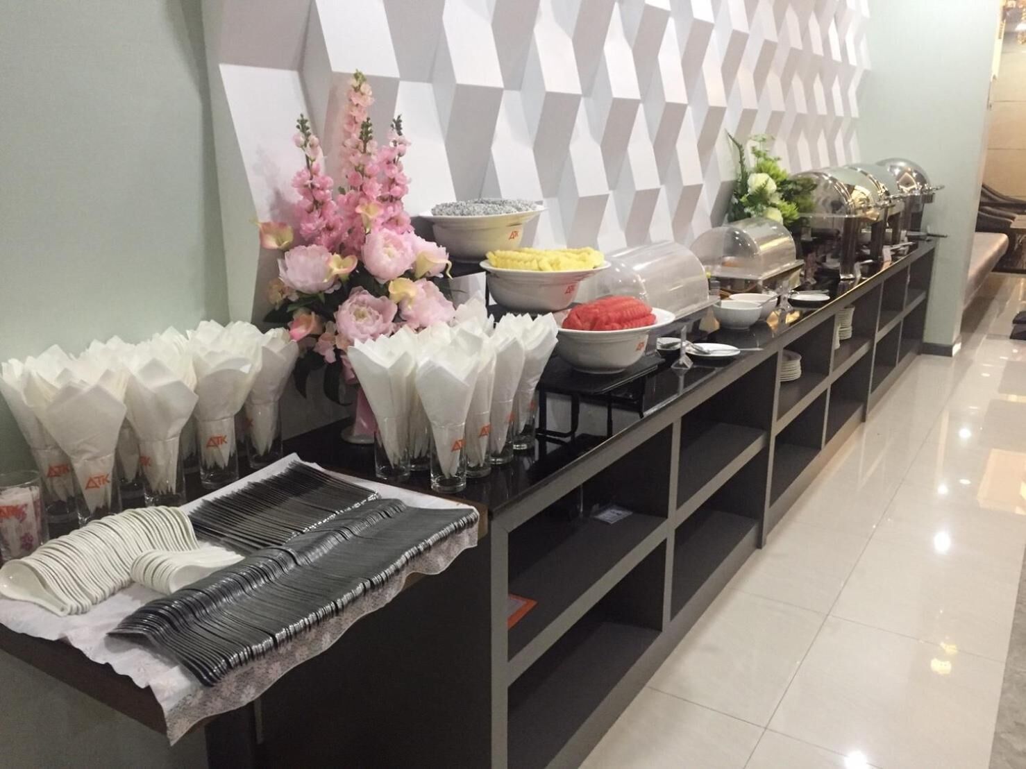 Un buffet proposant une variété de plats et de serviettes en papier.