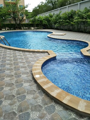 Piscine extérieure, chaises longues