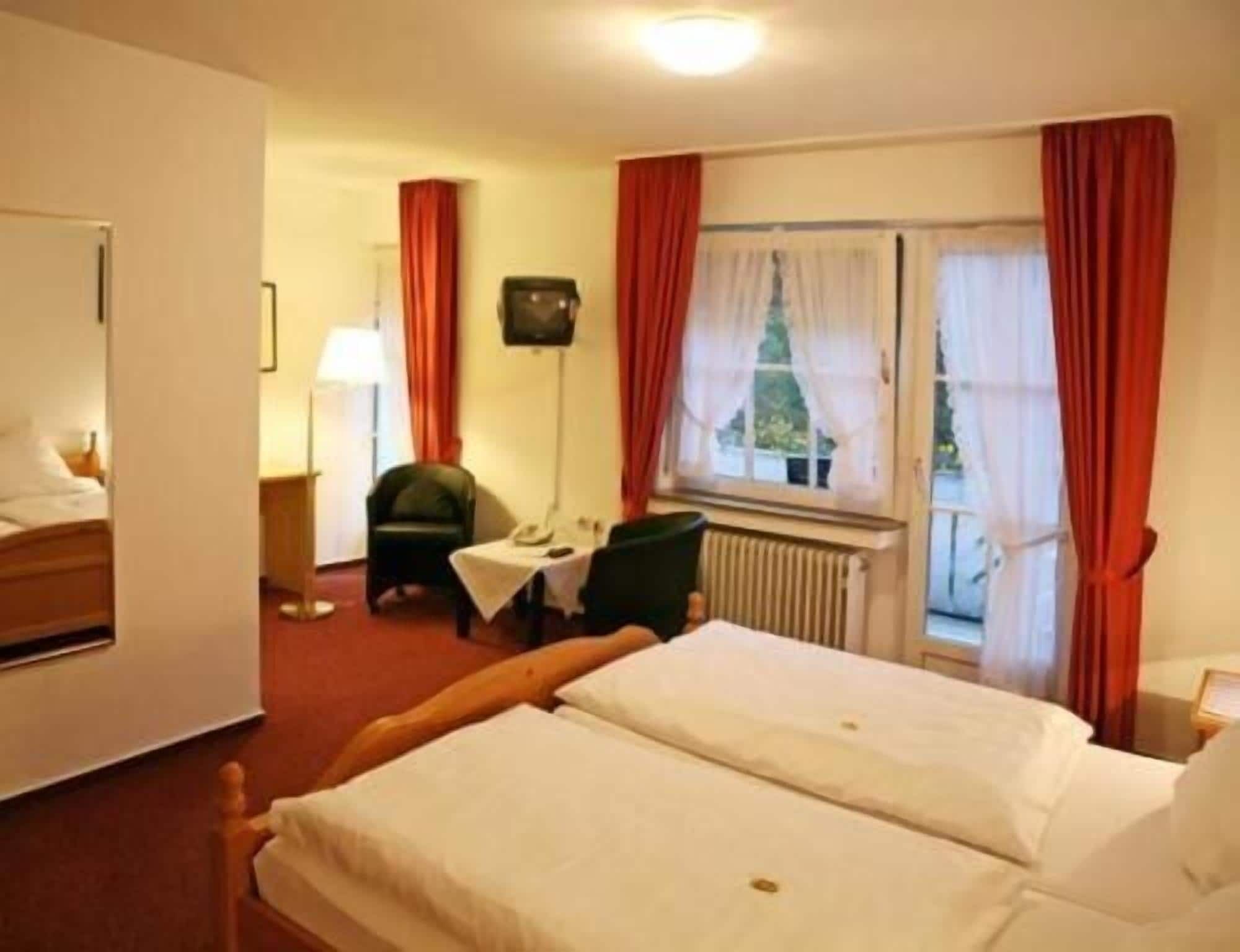 Cofres nos quartos, individualmente decorados, escrivaninha