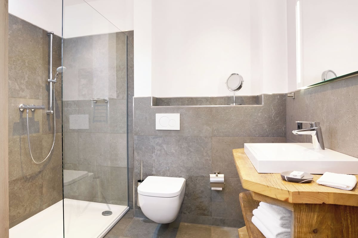 deluxe double or twin room | bathroom | shower, free toiletries, hair dryer, bathrobes