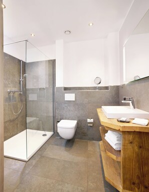 Kamar Double atau Twin Deluks | Kamar mandi | Shower, perlengkapan mandi gratis, pengering rambut, dan jubah mandi