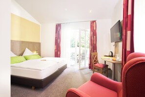 Zimmersafe, individuell dekoriert, Schreibtisch