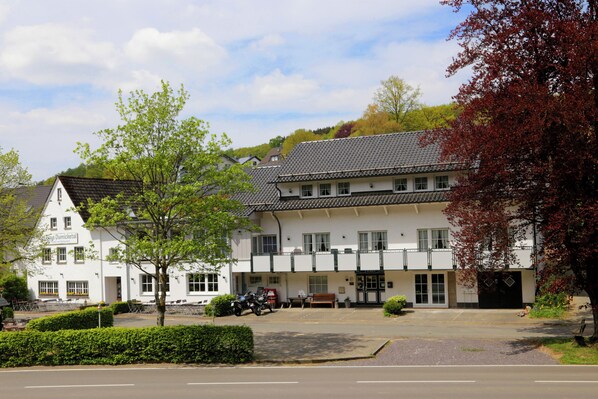 A traditional building with a white facade, multiple windows, and a tiled roof. - Hotel Restaurant Haus Dumicketal (Drolshagen)