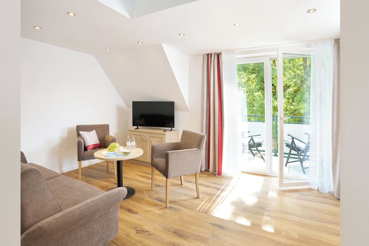 junior apartment | in-room safe, individually decorated, desk, laptop workspace