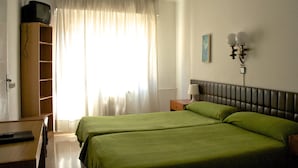 A hotel room with two beds, a television on a shelf, a lamp, and a painting on the wall. - Hotel Siracusa (Escaldes-Engordany)
