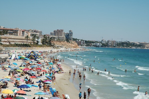 Una spiaggia nelle vicinanze