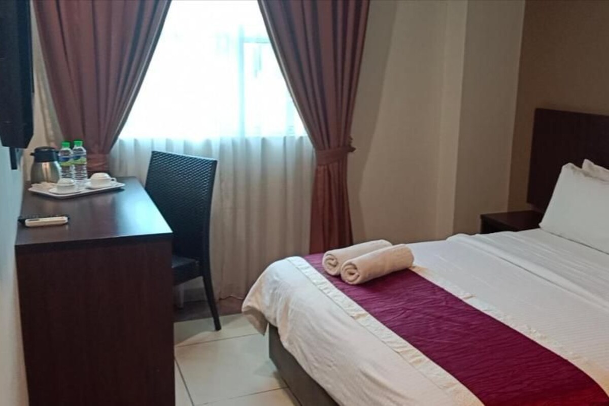 Escritorio, tabla de planchar con plancha, wifi gratis y ropa de cama 