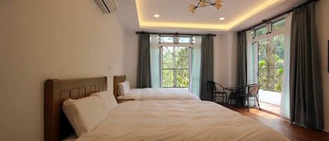 Deluxe fyrbÀddsrum - 2 dubbelsÀngar - icke-rökare | Skrivbord, mörklÀggningsgardiner, ljudisolering och gratis wi-fi