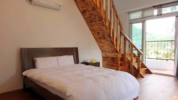 Escritorio, cortinas blackout, sistema de insonorización y wifi gratis