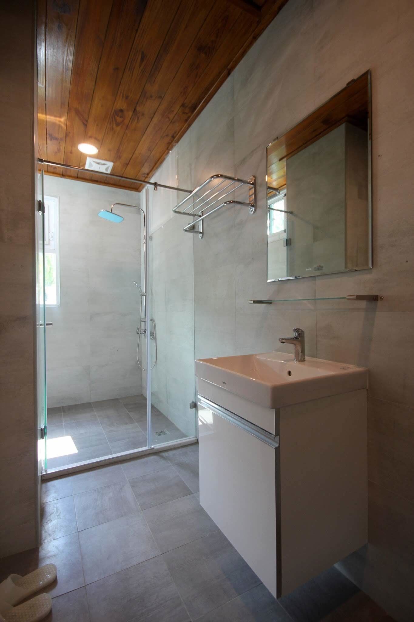 Family Suite, Multiple Beds, Non Smoking | Bathroom | Shower, rainfall showerhead, free toiletries, hair dryer