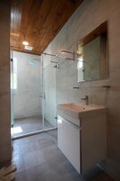 Family Suite, Multiple Beds, Non Smoking | Bathroom | Shower, rainfall showerhead, free toiletries, hair dryer