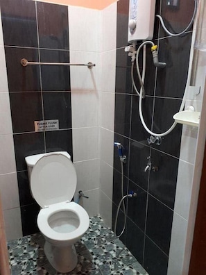 Regadera, amenidades de baño gratuitas, toallas
