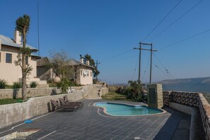 2 outdoor pools, pool loungers