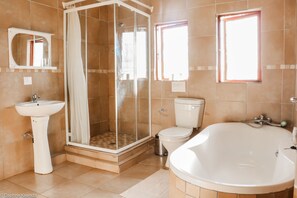 Habitación doble Deluxe, 1 habitación, cocineta, vista al jardín | Baño | Amenidades de baño gratuitas, secadora de cabello, toallas 