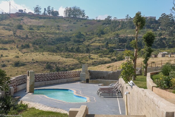 2 albercas al aire libre y camastros 