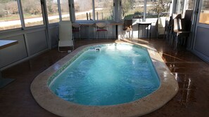 Indoor spa tub