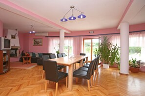 Apartment - Ground Floor (1) | Living area | 57-cm flat-screen TV with satellite channels, TV - Apartments Seherzada (Medulin)