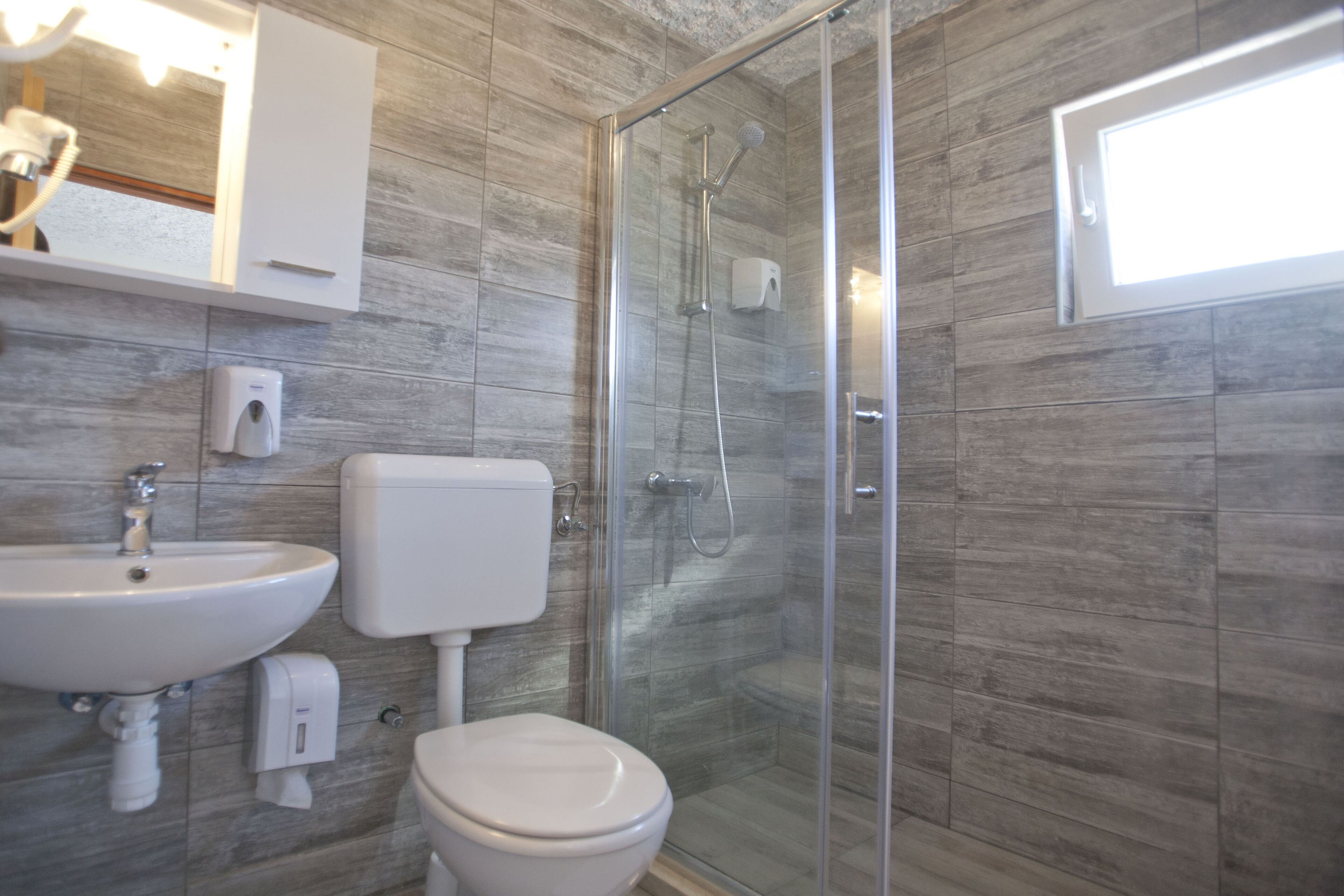 Family Apartment, 2 Bedrooms (4a) | Bathroom | Shower, rainfall showerhead, hair dryer, towels