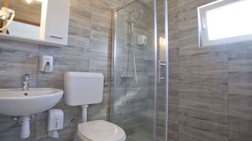 Family Apartment, 2 Bedrooms (4a) | Bathroom | Shower, rainfall showerhead, hair dryer, towels
