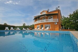 Indoor pool, outdoor pool, pool umbrellas, sun loungers - Apartments Seherzada (Medulin)
