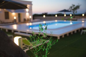 Outdoor pool, pool umbrellas, pool loungers - Bed & Breakfast del Faro (Giovinazzo)