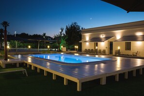 Outdoor pool, pool umbrellas, pool loungers - Bed & Breakfast del Faro (Giovinazzo)