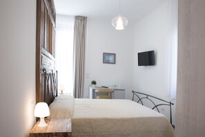 Tremannsrom | Minibar, skrivebord, strykejern/-brett og wi-fi (inkludert)