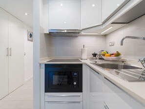 Een koelkast, een magnetron, een oven, een kookplaat