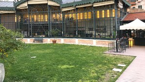 A building with large glass windows and a green roof. - Maison Valentina (Venice)