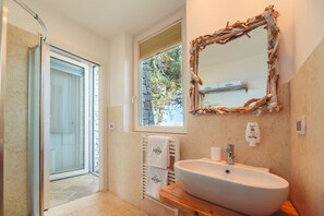 Deluxe Double Room, Sea Facing | Bathroom | Shower, rainfall showerhead, free toiletries, hair dryer