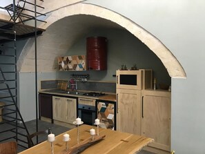 Fridge, oven, stovetop, dishwasher