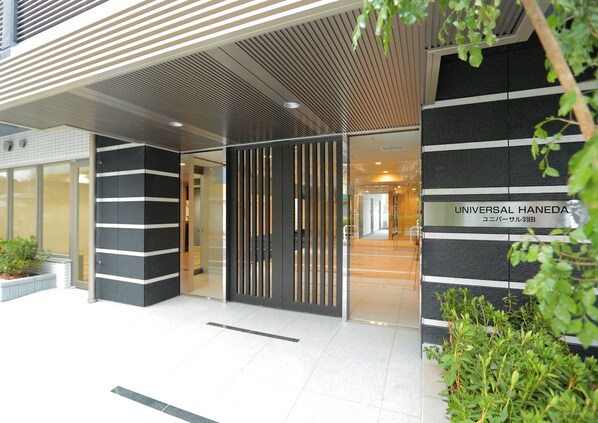 Vista frontal de la propiedad