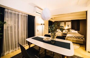 Habitación Deluxe (Family) | Área de sala de estar | Televisión de pantalla plana de 32 pulgadas con canales digitales