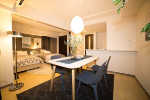 Habitación Deluxe (Family) | Decoración personalizada, muebles diferentes y escritorio