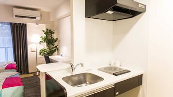 Deluxe Room | Private kitchen | Fridge, microwave, stovetop, griddle