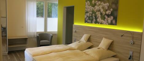 Double Room | Desk, cribs/infant beds, rollaway beds, free WiFi