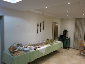 TĂ€gliches inbegriffenes FrĂŒhstĂŒcksbuffet