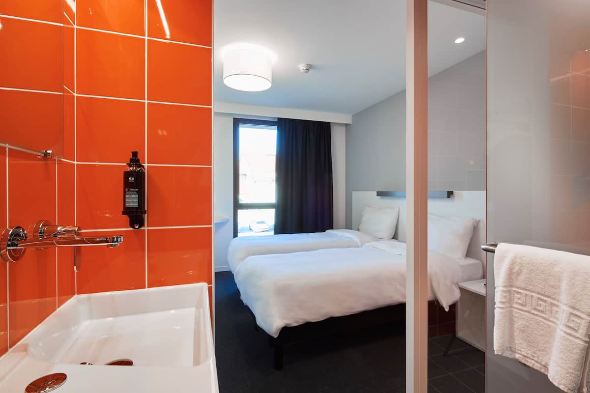 Twin Room | Bathroom sink