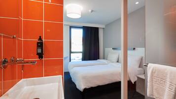 Chambre avec lits jumeaux | Lavabo de la salle de bain