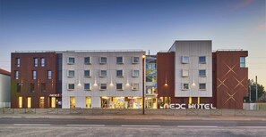 Front of property - evening/night - Le Nex2 (Tarbes)