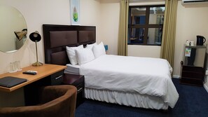 Desk, blackout curtains, free WiFi, bed sheets - Garden Top Hotel (Johannesburg)