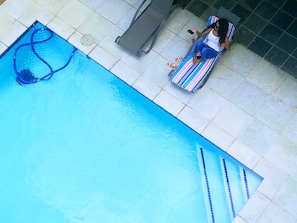 Seasonal outdoor pool, open 8 AM to 6 PM, pool loungers - Garden Top Hotel (Johannesburg)