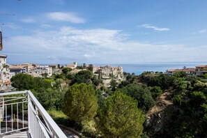 Un pueblo costero con edificios en una ladera con vistas al mar.