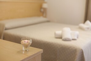 Habitación doble, vista al patio (3) | Servicios de la habitación