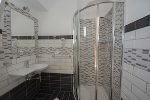 Kamar Double, pemandangan laut (5) | Kamar mandi | Shower, pengering rambut, kloset, dan handuk