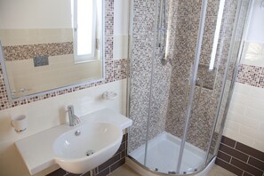 Double Room, Mountain View (2) | Bathroom | Shower, hair dryer, bidet, towels - Donna Rosa Accommodation (Tropea)