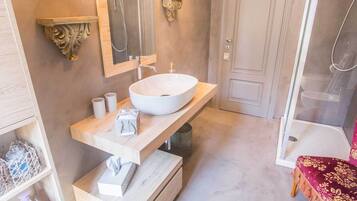 Doccia, asciugacapelli, bidet, sapone